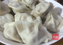 Illustration of how to make three fresh stuffed dumplings 8