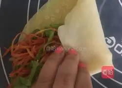 Illustration of how to make pancake hand rolls 16