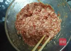 Illustration of how to make wontons stuffed with beef and chives 4