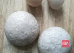 Illustration of how to make egg-flavored steamed bun slices 1