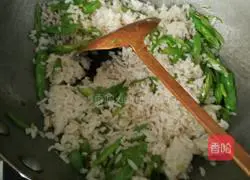 Illustration of how to make fried rice with beans and eggs 6