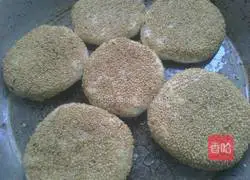 Illustration of making whole wheat pepper and sesame sesame cakes 17