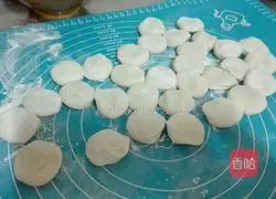 Illustration of how to make leek and egg dumplings 15