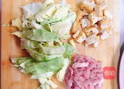 Illustration of how to make fried tofu and shredded pork noodles 3