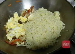 Illustration of how to make fried noodles with onions and eggs 7