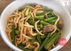 Illustration of how to make fried noodles with garlic sprouts (home-cooked version) 8