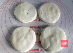 Illustration of how to make crispy green onion pancake 9