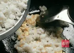 Illustration of how to make green garlic and oyster sauce fried rice 4