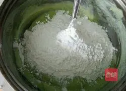 Illustration of making homemade cucumber-flavored glutinous rice balls 5