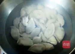 Illustration of how to make pork and green onion dumplings 14