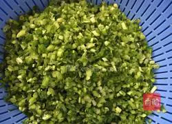 Illustration of how to make pork and leek dumplings 1