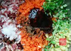 Illustration of how to make carrot and mutton dumpling fillings 8