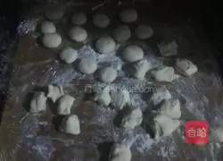 Illustration of how to bake dumplings with pickled cabbage oil 6