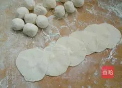 Illustration of how to make cabbage and pork dumplings 5