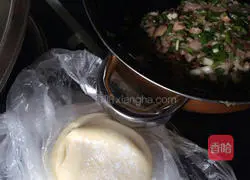 Illustration of how to make mushroom and pork dumplings 6