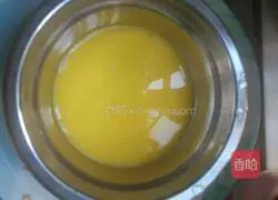 Illustration of how to make garlic sprouts, sausage and egg fried rice 1