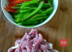 Sharp Illustration of how to make fried noodles with shredded pepper and pork 1