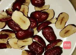 Illustration of how to make jujube skin buns 1