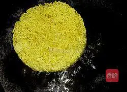 Illustration of how to make instant noodles with cyclone mustard soup 2