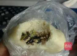 Illustration of how to make cabbage, fungus and pork stuffed buns 12