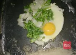 Illustration of how to make seafood, egg and vegetable fried rice 6