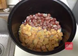 Illustration of how to make braised rice with sweet potato and sausage 5