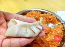 Illustration of how to make pork and mushroom dumplings 8