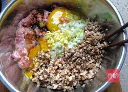 Illustration of how to make green onion, mushroom and pork dumplings 5