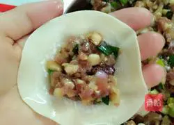 Illustration of how to make mushroom and lean meat dumplings 8