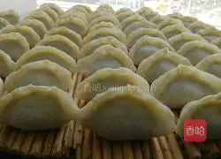 Meat Illustration of how to make three fresh dumplings 15