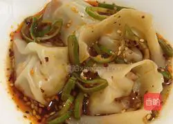 Illustration of how to make spicy and sour wontons 1