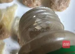 Illustration of how to make cumin-fried wontons 3