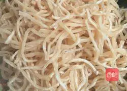 Illustration of how to make fried pancakes with shredded pork, garlic and moss 8