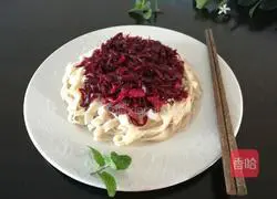 Illustration of how to make shredded pork and beet noodles 9