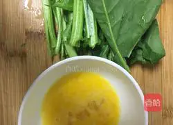 Illustration of how to make spinach and shrimp skin egg pancake 2