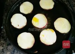 Illustration of how to bake sweet potato slices with electric pan 2