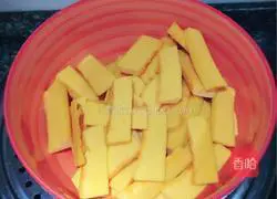 Illustration of how to make pumpkin steamed buns 1