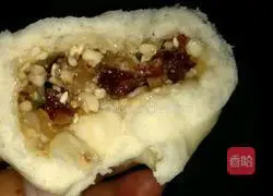 Guangzhou Illustration of how to make spicy sausage buns 11