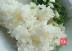 Illustration of how to make egg rice crispy cakes 1