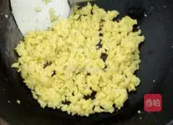 Illustration of how to make gold-wrapped silver egg fried rice 6