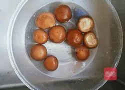 Illustration of how to make mushroom and pork wontons 2