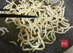 Illustration of how to make waterless leek and egg dumpling fillings 3