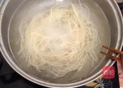 Illustration of how to make double pepper noodles 8