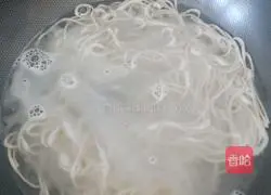 Illustration of how to make ham fried noodles 2