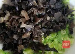 Illustration of how to make zucchini and black fungus dumplings 5