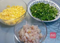 Illustration of how to make leek, egg and shrimp dumpling filling 5