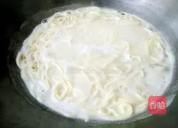 Illustration of how to make noodles with chili oil 4