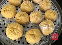 Illustration of how to make pumpkin steamed buns 4