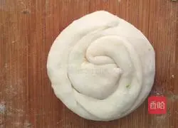 Illustration of how to make scallion pancakes 8