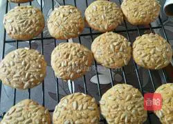 Illustration of how to make melon seed cakes 10